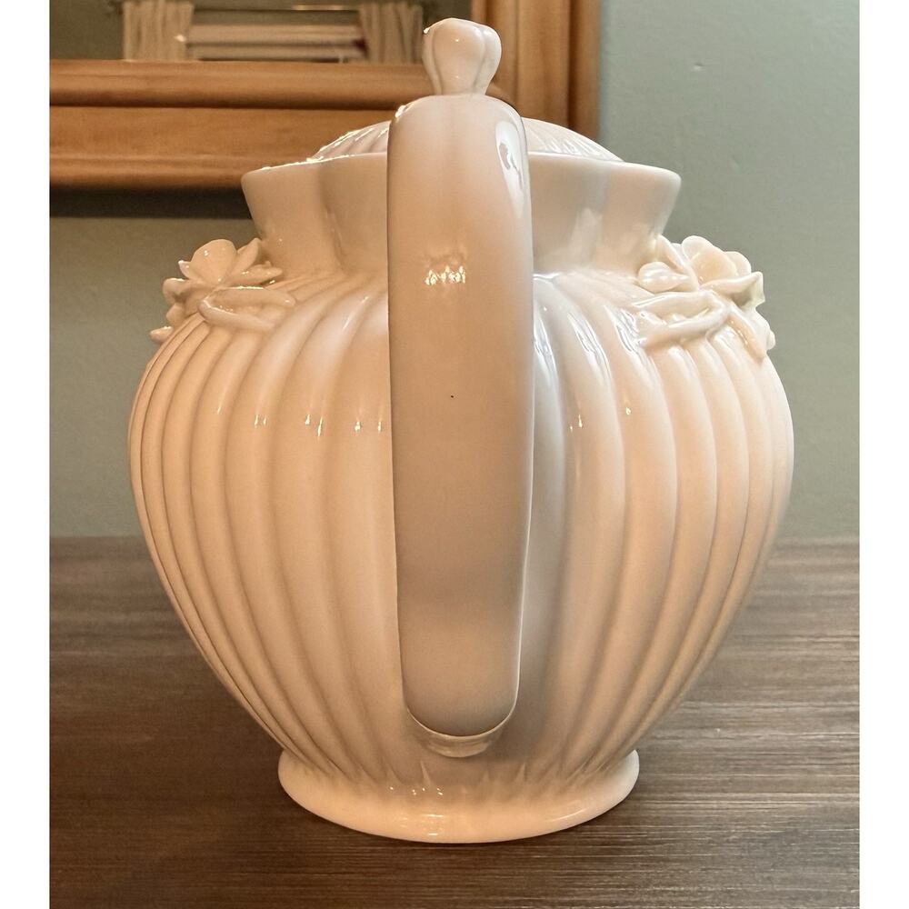 Beautiful I. Godinger & Co. White Ribbed Tea Pot With Victorian Rose Pattern - Picture 5 of 11